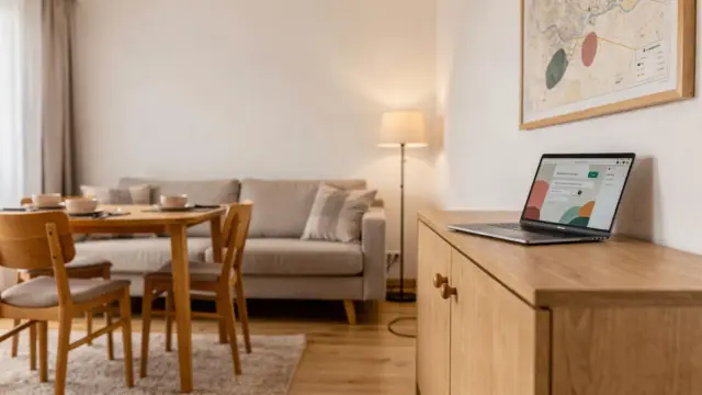 Ferienwohnung am Bodensee mit Laptop und Karte zum Preisvergleich