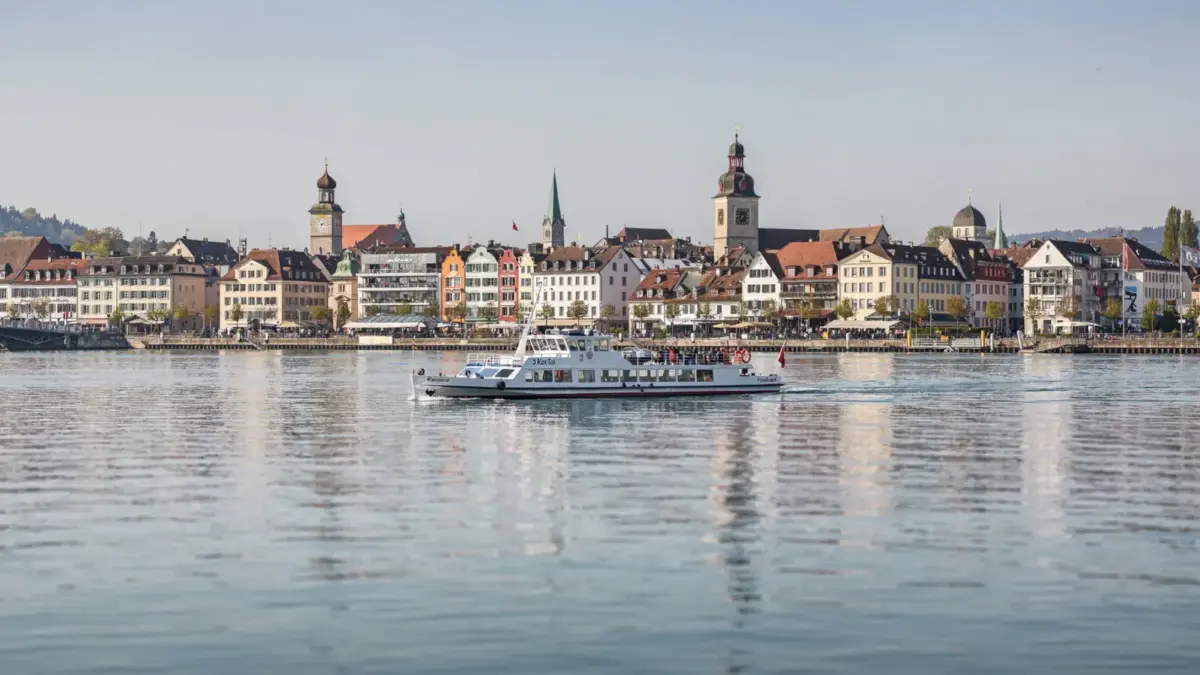 Konstanzer Ufer am Bodensee mit Hafen, Promenade und Blick auf die Altstadt – passend zum Thema Sehenswürdigkeiten und Ausflüge