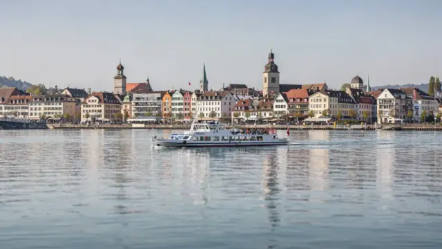 Konstanzer Ufer am Bodensee mit Hafen, Promenade und Blick auf die Altstadt – passend zum Thema Sehenswürdigkeiten und Ausflüge