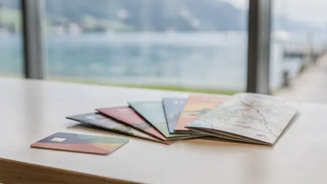 Bodensee-Gästekarte mit Broschüren und Karte als Symbol für Vergünstigungen für Gäste am Bodensee