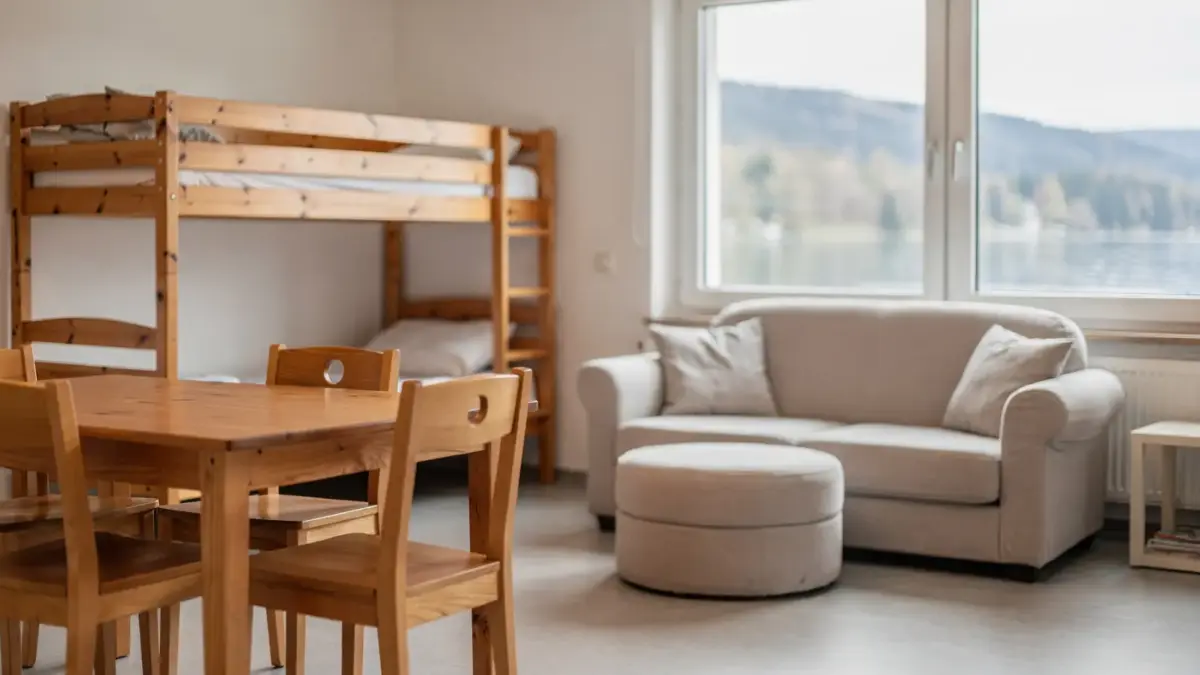 Ferienwohnung am Bodensee mit familienfreundlicher Ausstattung wie Kinderbett und Wohnbereich