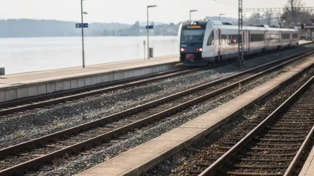 Regionalzug an einem Bahnhof am Bodensee für die Bahn-Anreise zu gut erreichbaren Orten
