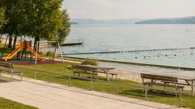 Familienfreundlicher Ort am Bodensee mit Spielplatz, Uferpromenade und Badebereich für Kinder