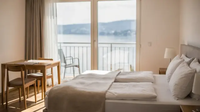 Ferienwohnung am Bodensee mit Doppelbett und Balkonblick für einen Kurzurlaub
