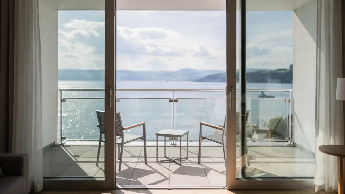 Balkon einer Ferienwohnung am Bodensee mit Sitzmöbeln und Seeblick