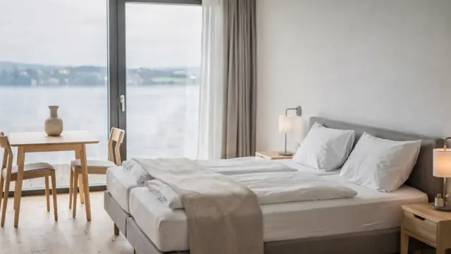 Romantikurlaub am Bodensee in der Ferienwohnung mit stilvollem Schlafzimmer und Blick auf den See