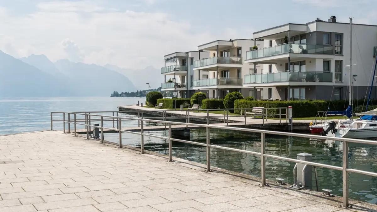 Österreichisches Ufer am Bodensee mit Uferpromenade, Ferienwohnungen und Blick auf den See