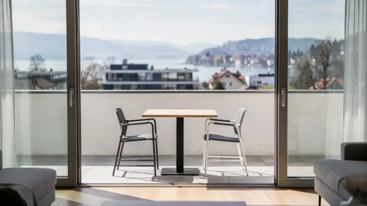 Moderne Ferienwohnung in Bregenz mit Balkon und Blick auf den Bodensee zum Thema Urlaub in der Stadt