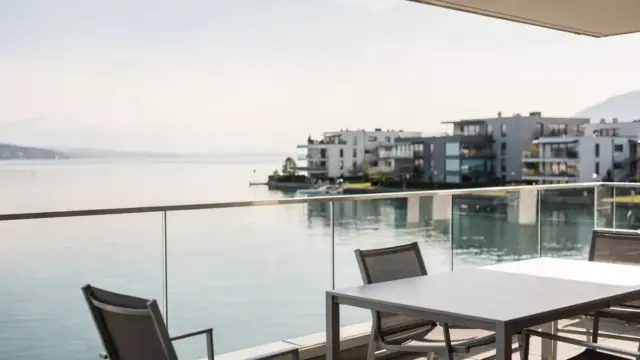 Ferienwohnung am ruhigen Ufer in Hard am Bodensee mit Blick auf See und Ufer in Vorarlberg