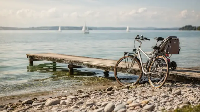 Familienausflug am Bodensee mit Strand, Steg und Kinderwagen als typisches Ziel für Familien mit Kindern