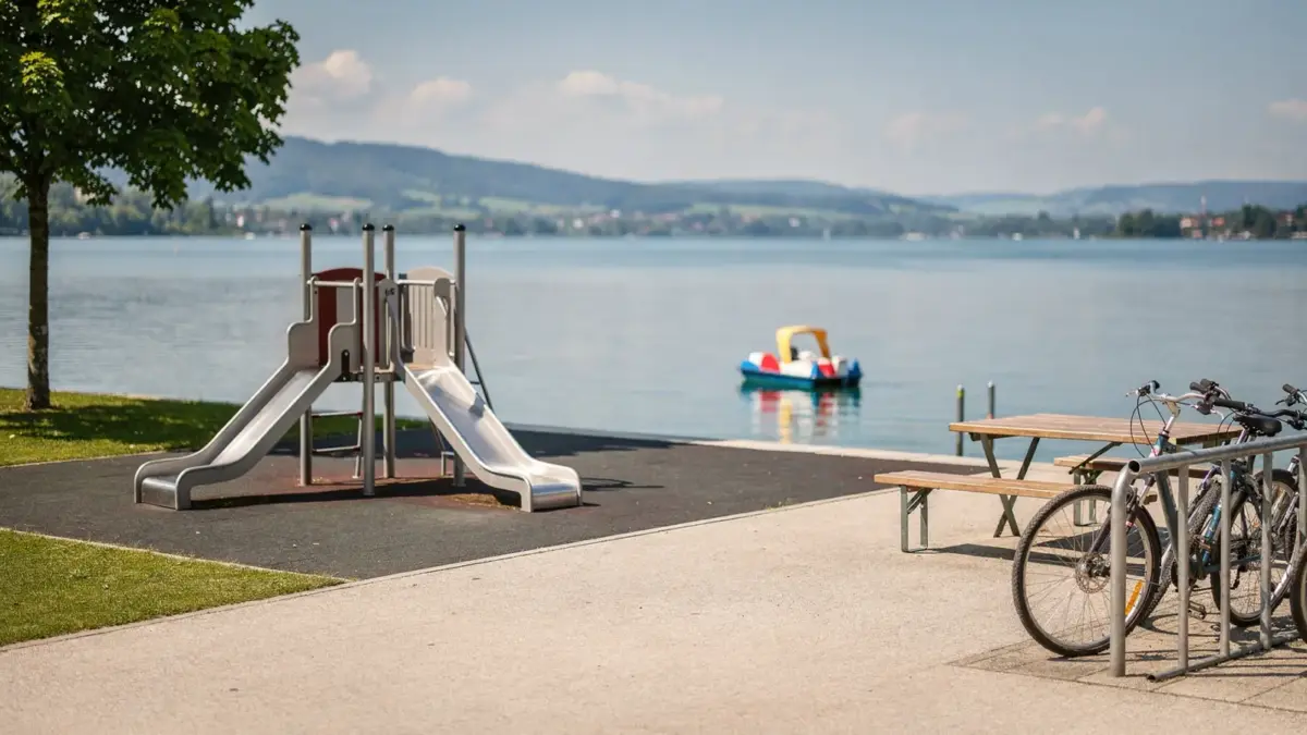 Spielplatz, Fahrräder und Tretboot am Bodensee für Kinderaktivitäten mit Familien