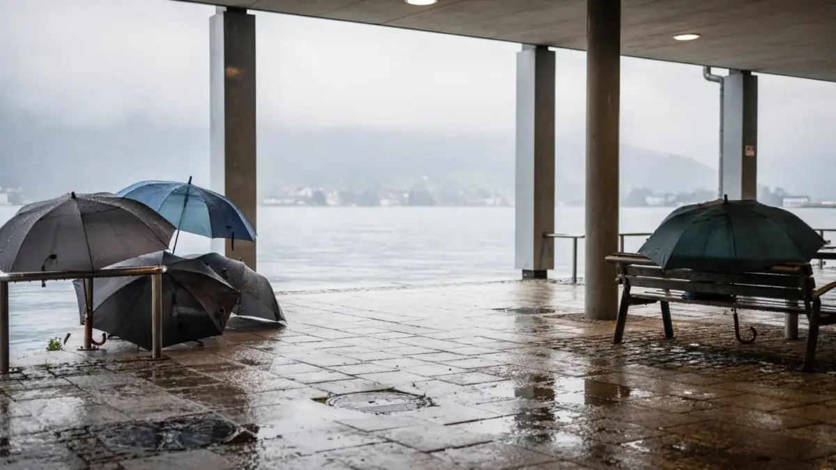 Regenschirm an der Uferpromenade am Bodensee als Idee für Schlechtwetter-Ausflüge