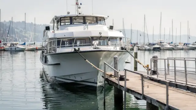 Passagierfähre im Hafen am Bodensee mit Steg und Anlegestelle für per Schiff erreichbare Hafenorte