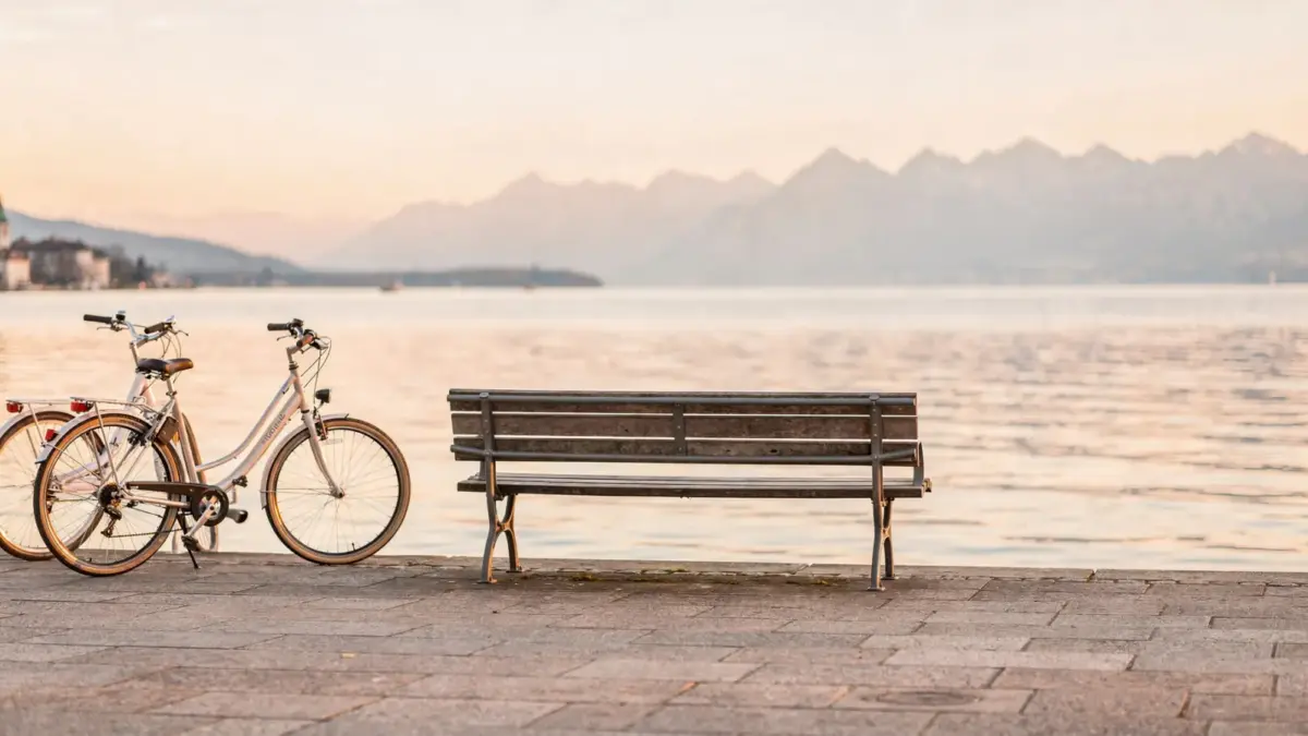Romantische Seepromenade am Bodensee mit zwei Fahrrädern für den Paarurlaub