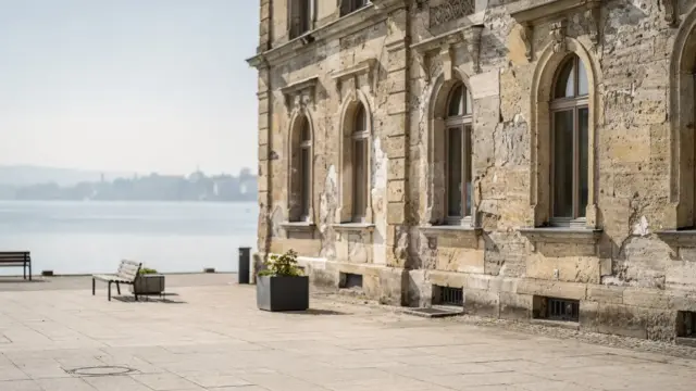 Historisches Museum am Bodensee mit Uferpromenade und See im Hintergrund