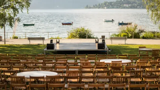 Lakeside Veranstaltung am Bodensee mit Bühne und Sitzbereich für Events im Urlaub
