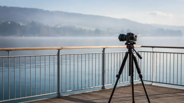 Aussichtspunkt am Bodensee mit Kamera auf Stativ und weitem Seeblick für den Artikel Fotospots am Bodensee