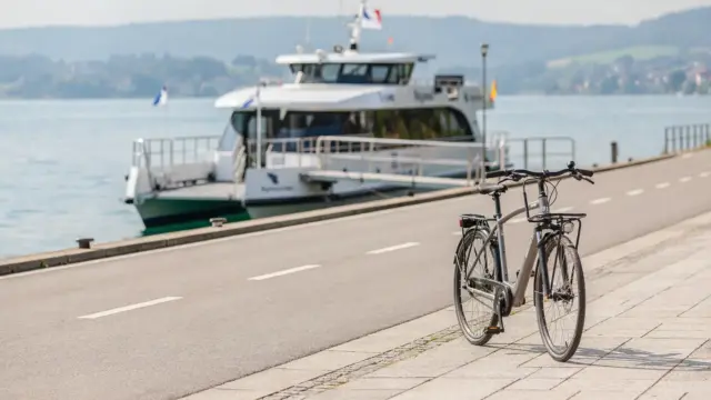Fähre, Radweg und E-Bike am Bodensee als Verkehrsmittel für Anreise und Ausflüge.