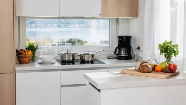 Moderne Ferienwohnung am Bodensee mit Küchenzeile für Selbstversorger und frischen Lebensmitteln