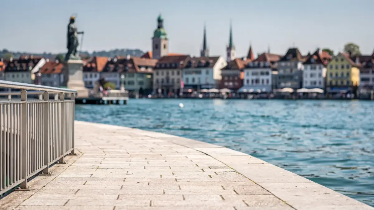 Konstanz am Bodensee mit Uferpromenade, historischer Altstadt und Blick aufs Wasser