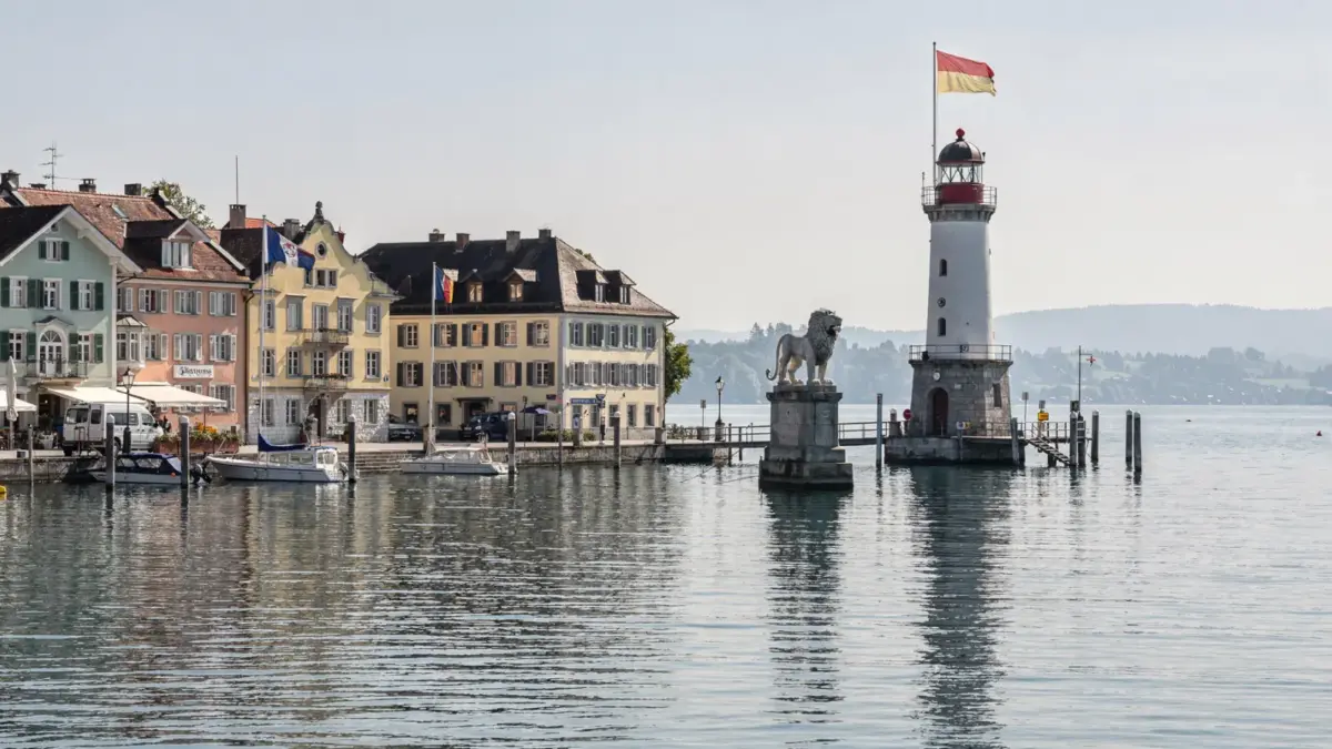 Harbor und Altstadt von Lindau mit Leuchtturm als Sehenswürdigkeit auf der Inselstadt