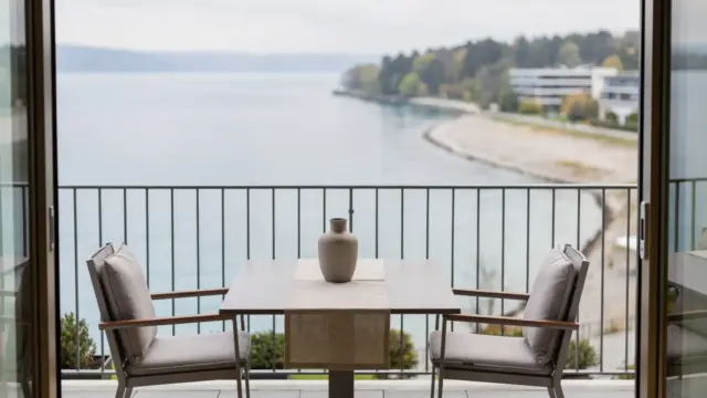 Ferienwohnung am See am Bodensee mit Balkon und Blick auf ruhiges Wasser