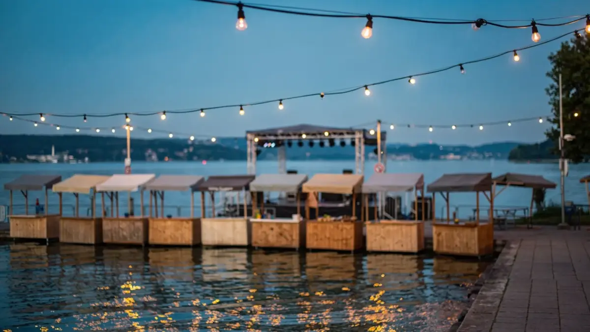 Bodensee-Fest mit Lichterketten, Marktständen und Bühne am Seeufer