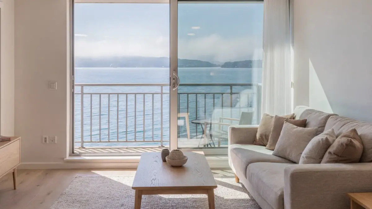 Ferienwohnung mit Balkon und Blick auf den See als Motiv für Seeblick-Fotos