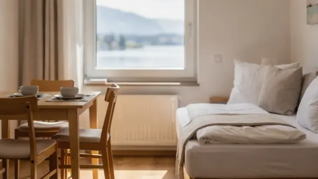 Ferienwohnung in Überlingen mit hellem Wohnbereich und Blick auf den Bodensee