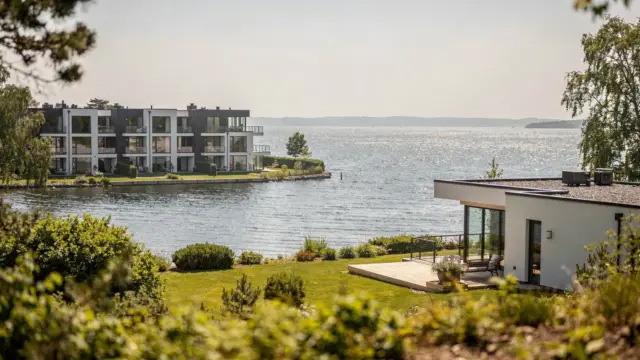 Hotel am Seeufer mit freiem Blick auf den See als Beispiel für Seeblick oder direkt am See.