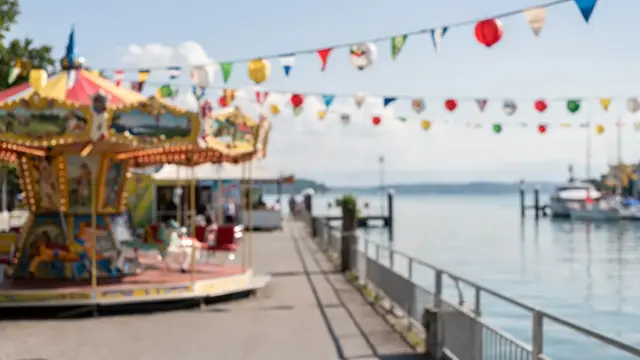 Seehasenfest Friedrichshafen mit Festdekoration an der Uferpromenade am Bodensee