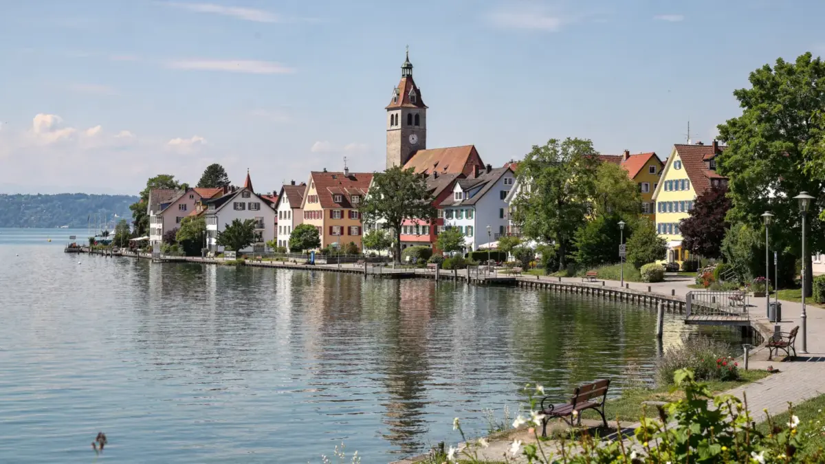 Blick auf Radolfzeller Sehenswürdigkeiten am Untersee mit Altstadt, Kirchturm und Uferpromenade