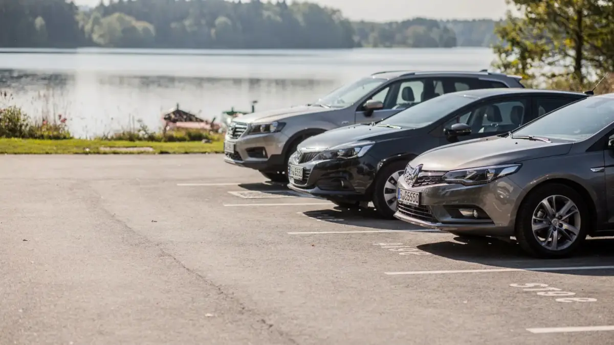 Parkplatz an einer Ferienwohnung am See mit markierten Stellplätzen und Seeblick