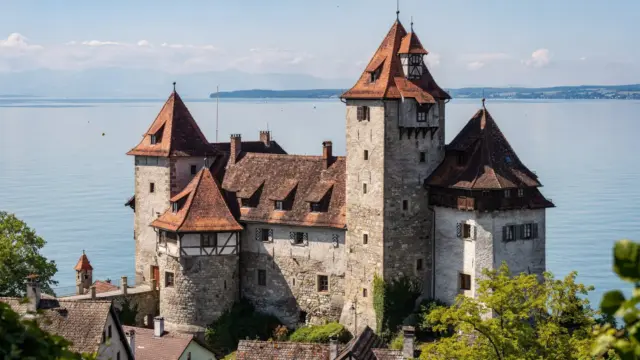 Altes Schloss in Meersburg am Bodensee mit Blick auf die historische Burganlage