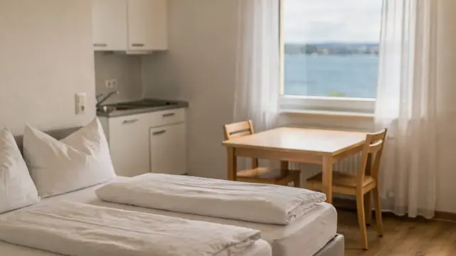 Ferienwohnung am Bodensee mit Doppelbett und Küchenzeile für Paare und Alleinreisende