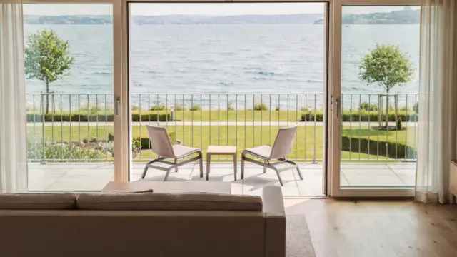Ferienwohnung am See mit Blick auf den Bodensee und Balkonmöbeln