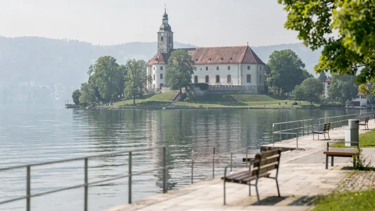 Historischer UNESCO-Ort am Bodensee mit Klosteranlage am Ufer