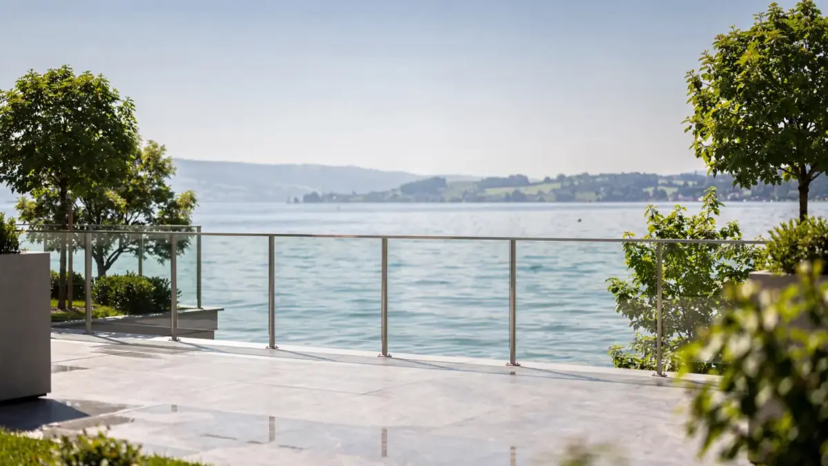Uferlage am Bodensee mit Terrasse und freiem Seeblick auf den See